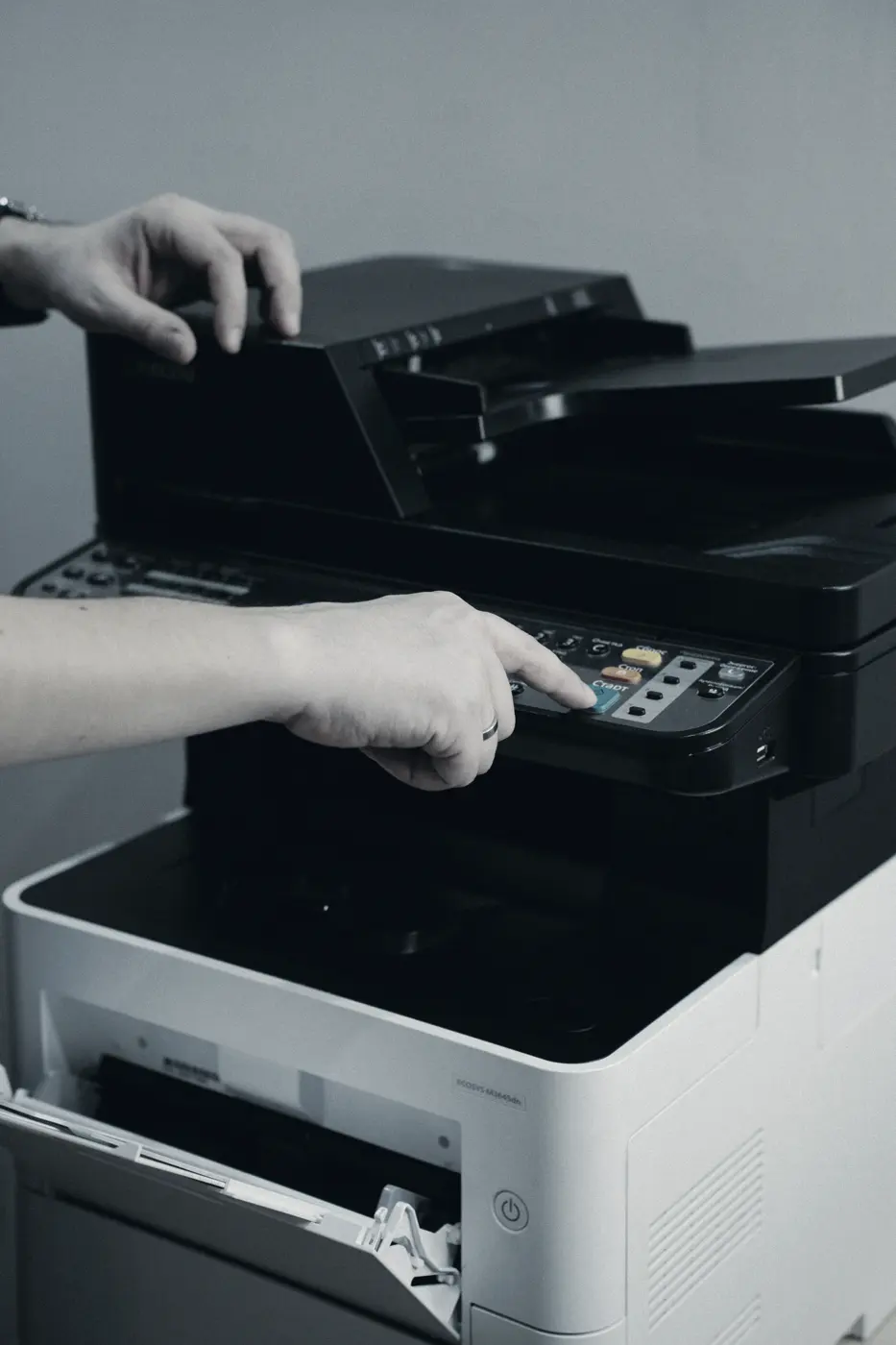 Mains utilisant un copieur multifonction de bureau