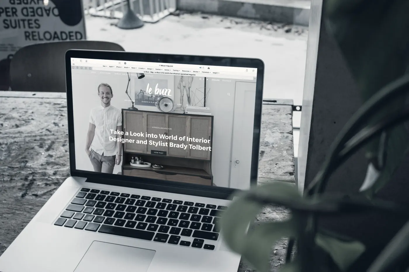 Ordinateur portable affichant un site web sur une table en bois